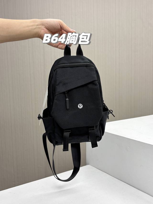 出行神器 顶尖货 Lululemon男女情侣款斜拉链单肩斜背包 顶级三防运动胸包 高端便携式单肩包 超级百搭经典的一款 顶级面料好货 不是Nk Ad可比的 绝对