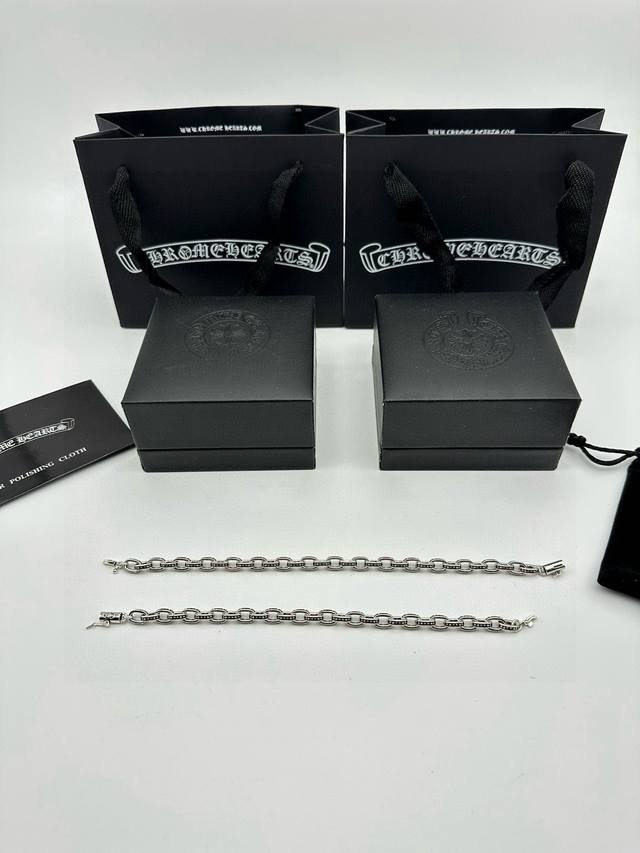 Chrome Hearts克罗心十字花字母手链 酷热夏天百搭韩版嘻哈项链 很酷很帅 白铜材质 进口镀银工艺 精工打造 别具一格的质感和色泽 使首饰粗犷而古朴 经