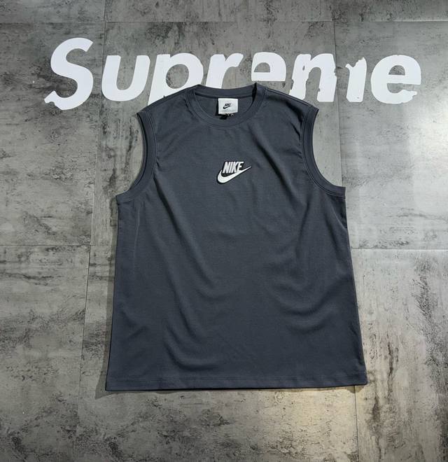 Nike基础简约情侣短袖背心 面料采用精梳棉材质 手感舒适 细腻 透气 不起球不褪色 有微弹力哦 印花采用刺绣技术 品质超赞 细腻 不褪色 不开裂 万针刺绣Lo