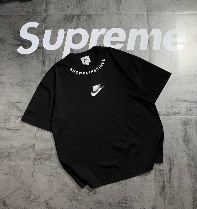 nike刺绣情侣短袖T恤 面料采用精梳棉材质 手感舒适 细腻 透气 不起球不褪色 有微弹力哦 印花采用刺绣技术 品质超赞 细腻 不褪色 不开裂 万针刺绣Logo