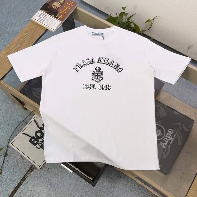 上新 款号 Kl5074 高版本 2025新款prada普拉达胸前字母盾牌图案Logo印花休闲情侣宽松短袖T恤 独一无二的活性环保面料染色 32支双纱精梳纯棉爽
