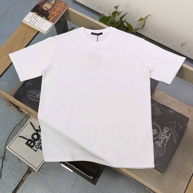 上新 款号 Kl5073 高版本 2025新款Louis Vuitton路易威登Lv胸前刺绣字母图案Logo绣花休闲情侣宽松短袖T恤 独一无二的活性环保面料染色