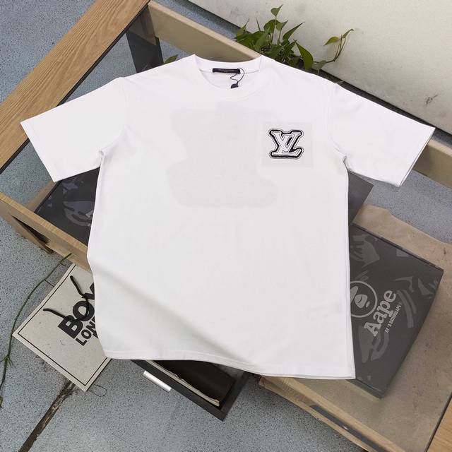 上新 款号 Kl5071 高版本 2025新款Louis Vuitton路易威登Lv刺绣拼接镂空字母图案Logo绣花休闲情侣宽松短袖T恤 独一无二的活性环保面料