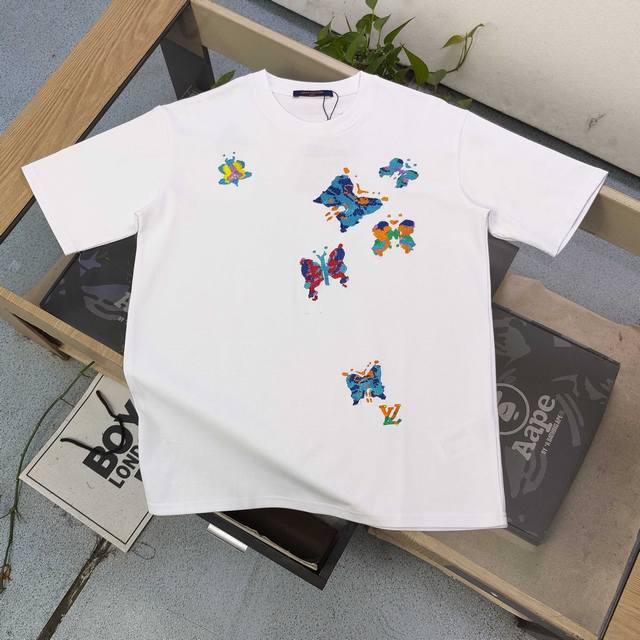 上新 款号 Kl5068 高版本 2025新款Louis Vuitton路易威登Lv刺绣炫彩蝴蝶图案Logo绣花休闲情侣宽松短袖T恤 独一无二的活性环保面料染色