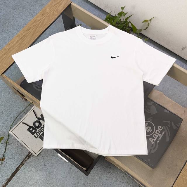 上新 款号 Kl5061 2025新款Nike耐克经典刺绣小勾子图案Logo绣花休闲情侣短袖T恤 简约百搭 优质面料亲肤透气 舒适随行 左胸黑勾低调彰显品牌 细