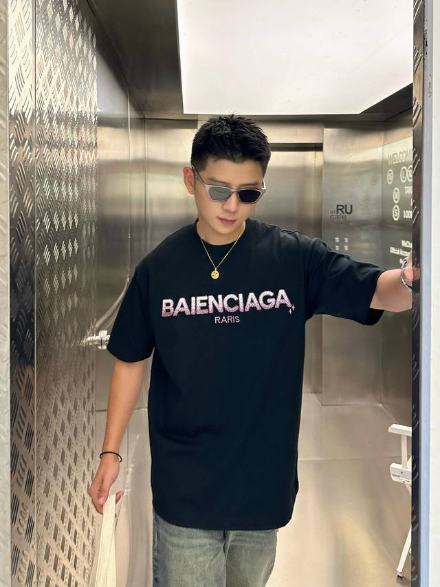 balsenciaga巴黎世家2025Ss彩色渐变小方格绣花情侣休闲短袖T恤 最高版本 定制面料290克100%双纱棉 彩色渐变小方格绣花 辅料 开模原版过鉴定