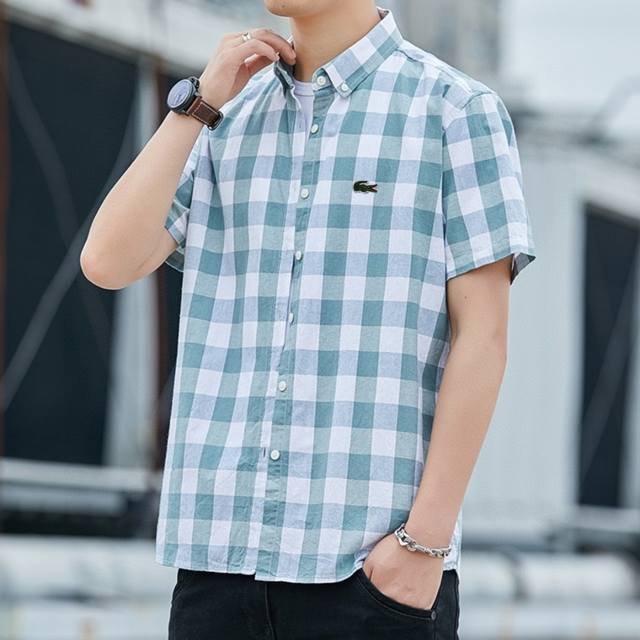 lacoste 法国鳄鱼男士时尚休闲格子纯棉短袖衬衫 经典三色选择 无论单穿还是搭配都是最经典 海外渠道进来的 好像是爆单了 品质做工真心出众 面料选用日中纺8