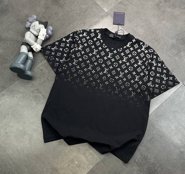 潮牌Louis Vuitton 路易威登 满印上幅渐变字母印花短袖T恤 专用定制280G纯棉精梳面料 透气舒适易清洗 采用高密度弹力胶浆印花 图案还原精细度高