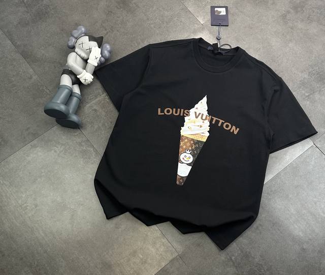 潮牌Louis Vuitton 路易威登 雪王甜筒情侣款短袖T恤 Logo图案印花金典短袖T恤 采用280G双纱高克重高级感十足 时尚又个性 超级百搭好看的一款