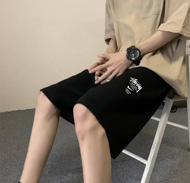 上新 stussy 斯图西联名印花夏季最新款基础五分休闲短裤 采用重磅华棉面料 触感柔和 垂感强 穿着体验感好 4-5级水洗色牢度不易褪色 面料采用水洗印染工艺