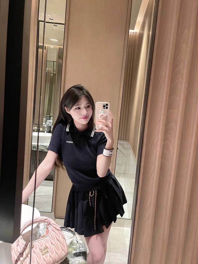 上新 套装 Miumiu 缪缪 英国留学生老polo带来的自由 今年最火的甜酷风格我悟了 气质之巅峰 很有品味 但又不经意间会漏出减龄技巧 polo领的针织衫