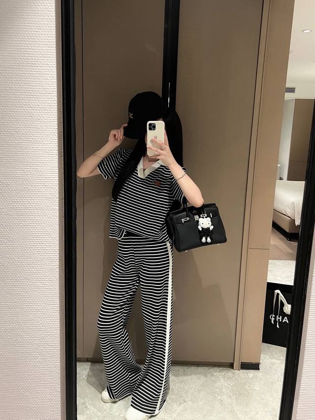 上新 celin* 赛琳 凯旋门皮标经典条纹冰爽丝短袖长裤套装 显腰细显腿长真的绝了 这真的好高级 又有种学院风慵懒的感觉 颜色 黑色 白色 码数 Sml s码