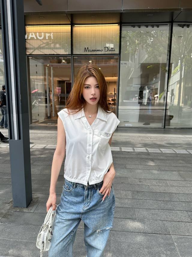 上新 普拉达 25Ss新款小V翻领无袖衬衣 经典三角标装饰 下角橡筋束型 优雅气质款 颜色 蓝色 白色 码数 Sml s码推荐 80~100 m码推荐 100