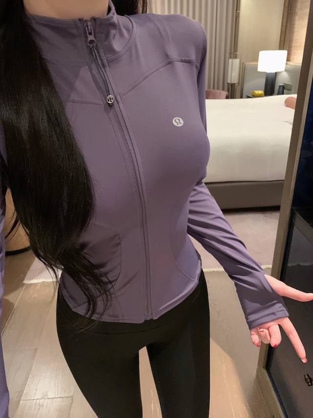 上新 lulu 露露 瑜伽服防晒外套 lu家新上的这款瑜伽实在是太火了 上身显瘦度真的绝了 上身舒适又有包裹感~ 能够完美的抚平身上的肉肉视觉显瘦十斤 颜色 紫