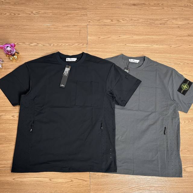 stone Island 石头岛口袋打孔拉链机能短袖 甄选品质 实拍可见 面料采用高品质纯棉面料 打孔设计 更加凉爽 当季必备 版型超正 拒绝臃肿 面料质感非常