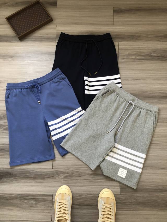 tb丨Thom Browne 汤姆布朗 色织四条杠男女款抽绳短裤五分裤. 颜色 灰色 蓝色 藏青色. 材质 定织定染纯棉面料. 尺码 1 2 3 4 5码. 辅