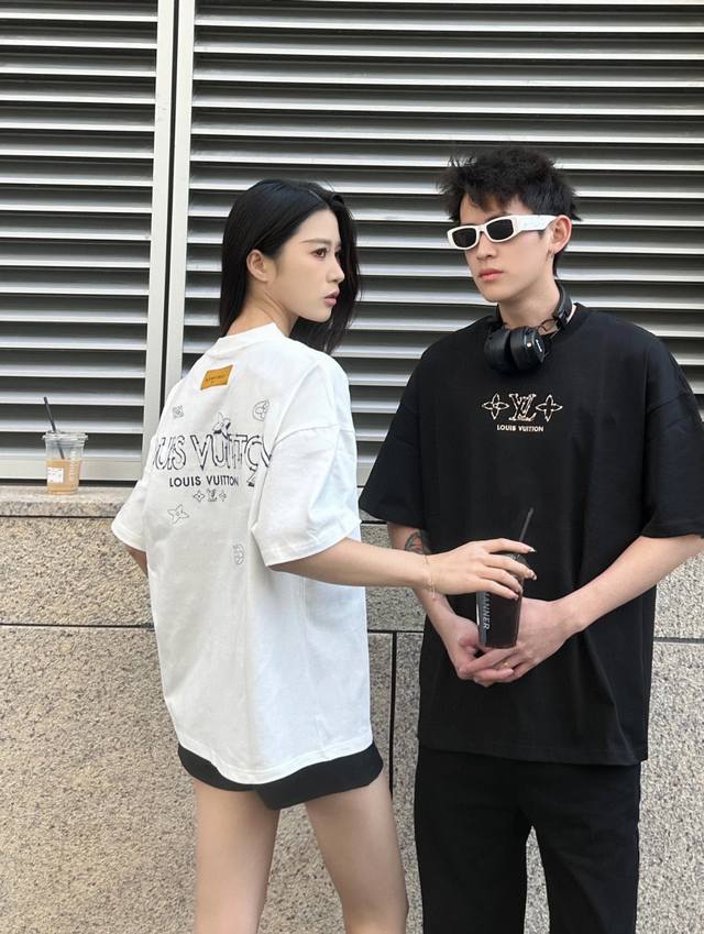 模特细节图# - 路易威登男女同款户外运动透气吸汗2025春夏最新后背字母竹节绣花短袖宽松休闲时尚百搭纯棉T恤 - 在时尚的舞台上 你需要一件能表达自我的个性单