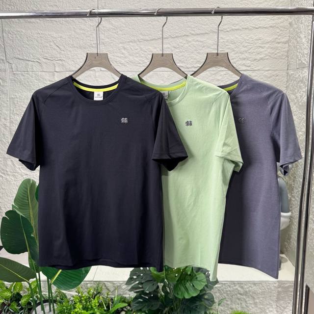 独家臻品 可隆Kolon Sport 圆领短袖T恤 后背做了反光条设计 方便夜跑 常青树吸湿速干T 面料 采用迪桑单面功能行面料 工艺 防晒速干工艺 缝纫采用特