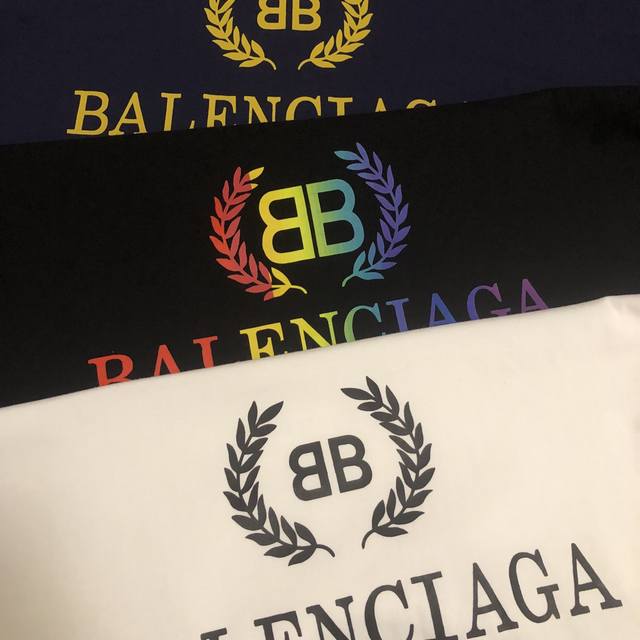 巴黎世家Balenciaga麦穗双B经典款宽松字母印花情侣短袖 情侣同款 定织定染一致260G纯棉双纱面料 同缸零色差领口螺纹 四针六线工艺 面料舒适透气 机洗