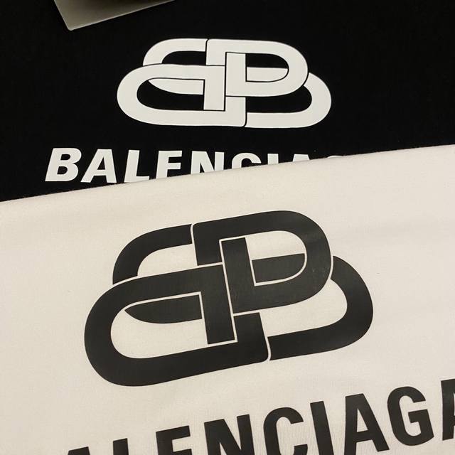balenciaga 巴黎世家经典款锁扣字母情侣款短袖 穿上就是舒适自在 减龄又显瘦的存在 慵懒而随性 结合干净简单的色系就特别耐看 适合日常穿着 复古标识 显