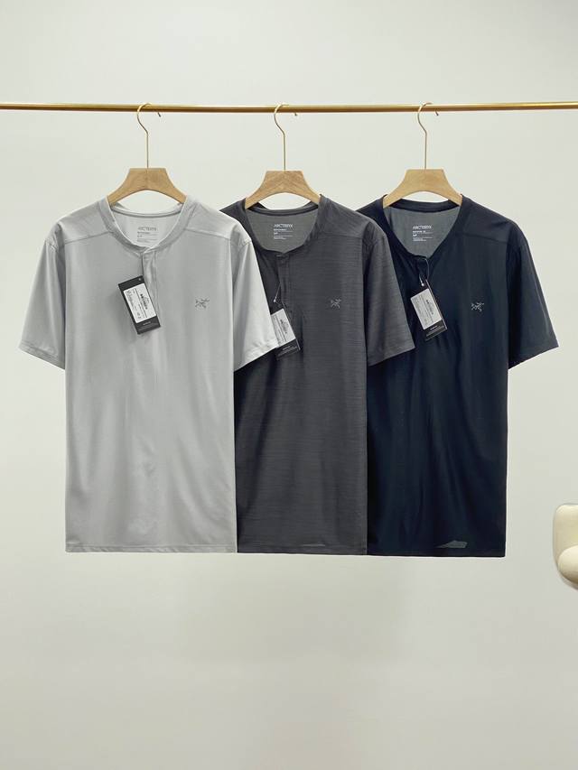 arc'teryx 始祖鸟Kadem Heather三色亨利领防紫外线Upf70+速干短袖T恤 kadem Henley 速干短袖T恤 面料采用的是最新型中空吸