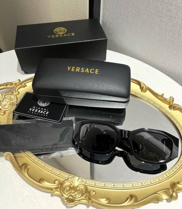 Versace范思哲墨镜 原单级别 型号 Ve4361 王安宇 赵露思同款 中性款 镜腿浮雕美杜莎完美诠释了范思哲品牌奢华的调性 设计大胆又前卫 较大的矩形镜框