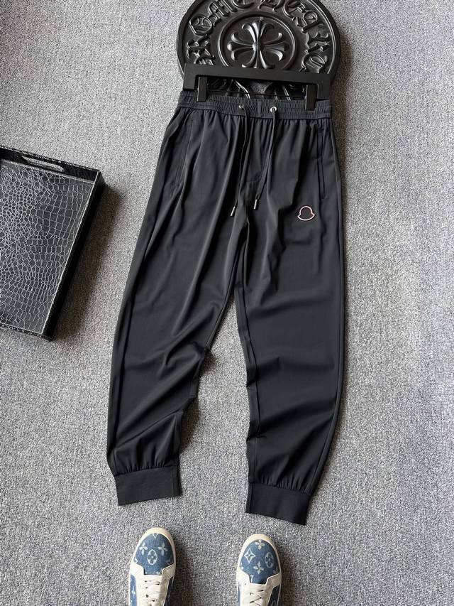 专柜顶级货 人气爆款 Moncler 蒙口专柜新品冰氧蚕丝长裤 恒隆在售万元级 款号 3653 蒙口家今年新品冰氧天丝面料 内外层做了液氨工艺处理 久穿持久有型