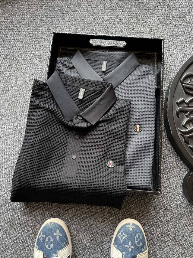 专柜顶级无痕 人气爆款 Moncler 蒙口专柜新品无痕锦氨短袖polo衫 恒隆在售万元级 款号 2318 蒙口家今年最新研发冰氧液氨锦氨棉面料 表层做了3D高