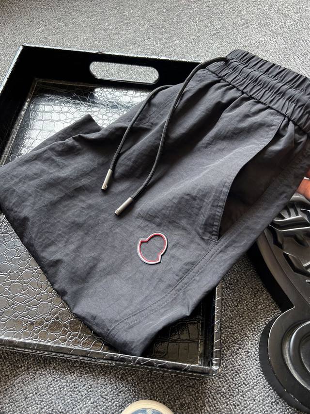 冰氧新品短裤 人气爆款 Moncler 蒙口专柜新品冰氧锦棉短裤 恒隆在售万元级 款号 2062 蒙口家今年最新冰氧锦纶面料 %纯锦纶成分贴身肌肤特别舒服 面料