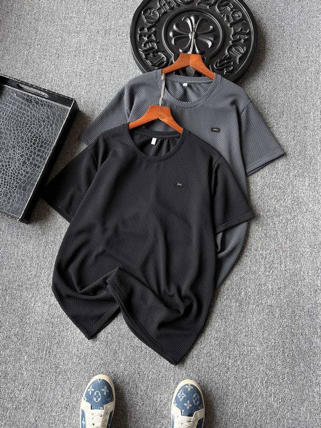 专柜顶级锦氨棉 人气爆款 Ferragamo 菲拉格慕专柜新品冰氧锦棉圆领短袖T恤 恒隆在售万元级 款号 2418 菲拉格慕家今年最新研发冰氧液氨锦氨棉面料 表