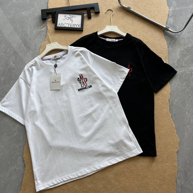 moncler 蒙口两色红蓝白黑拼色刺绣标情侣款短袖T恤 moncler蒙口短袖T恤的价格p其实蛮有优势的 去过专柜的应该都知道蒙口的价格p不会比Gucci B