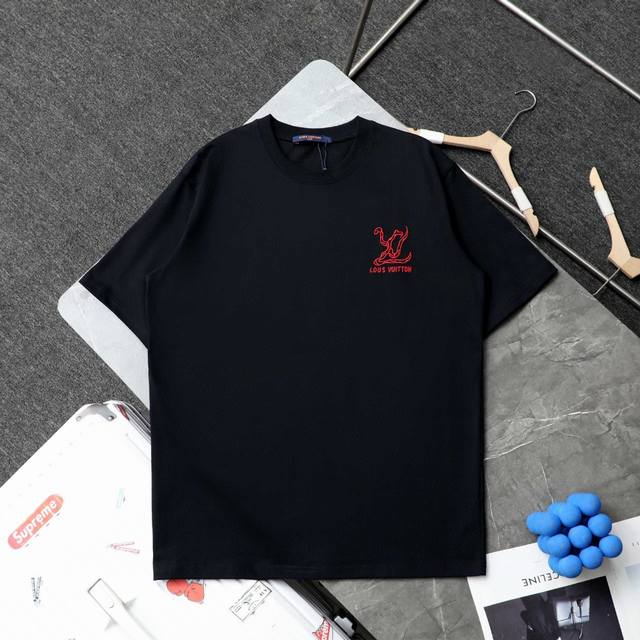 上新 顶级复刻 高端定制 - Louis Vuitton 路易威登 新款前后立体刺绣休闲短袖T恤 - 款号: 3333 - 颜色 黑色 白色 - 购入原版开模打