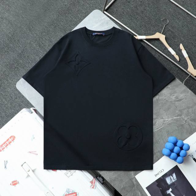 上新 顶级复刻 高端定制 Louis Vuitton 路易威登 新款大花压印浮雕休闲短袖T恤 - 款号: 3322 - 颜色 黑色 杏色 - 购入原版开模打造