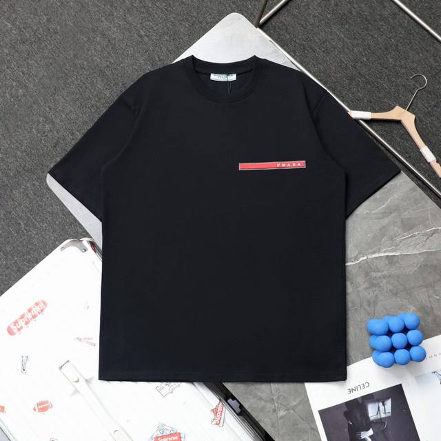 上新 顶级复刻 高端定制 - prada 普拉达 新款皮标Logo休闲圆领短袖T恤 - 款号 3320 - 颜色 黑色 白色 - 购入原版开模打造 全套定制辅料