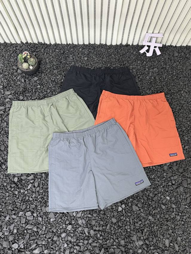 patagonia Baggies Shorts 巴塔哥尼亚速干沙滩裤五分短裤 - 超级简约品质款式 裤腿处点缀经典山峰Logo 腰部设有调节抽绳 定织定染速干