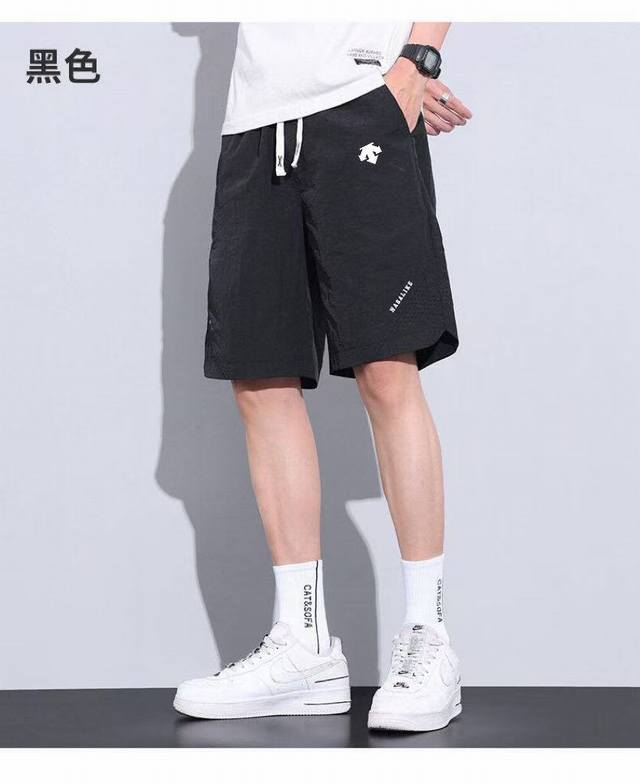 供 迪桑特Descente夏季新品 户外休闲运动机能五分裤透气 防水 弹力 速干短裤 基础色易搭配 面料质感做工品相都相当完美 懂货的兄弟姐妹一眼就看的出...