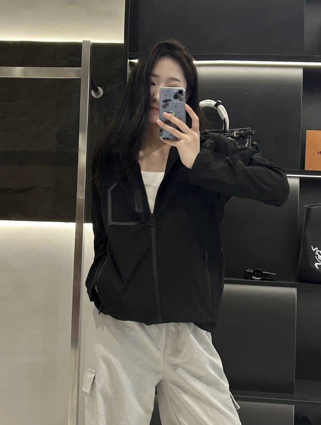 供 Descente-迪桑特 最新款迪桑特爆款连帽防晒衣皮肤衣 专柜同款四面弹皮肤衣男女同款 采用经典Upf四十 面料制成的运动连帽上衣 面料顺滑挺阔 横条肌理