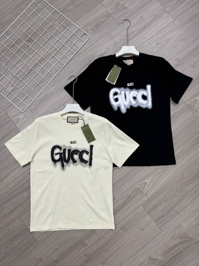 丶上新 古驰新款T恤 细节图 最新爆款 Gucci 古奇情侣款夏季男女同款宽松版型双水印花字母胸前泡芙短袖T恤 潮流时尚个性青年半截袖体恤 面料都是采用最好的双