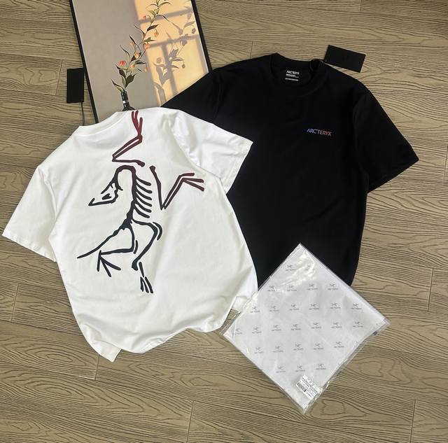 始祖鸟 Arc'teryx 24Ss 后背渐变彩色大鸟印花Logo图案设计 男女同款圆领纯棉短袖T恤 宽松版 330G全棉精梳棉 品质超赞 颜色 黑色 白色 尺