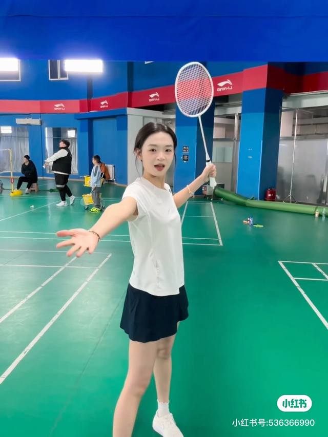 descente 迪桑特专柜同款女款马卡龙色系四色齐发短袖圆领T恤 全身做了裁剪拼接 做工超级复杂 还原专柜可随意对比 硅胶Logo 束腰修身版型 上身很显身材