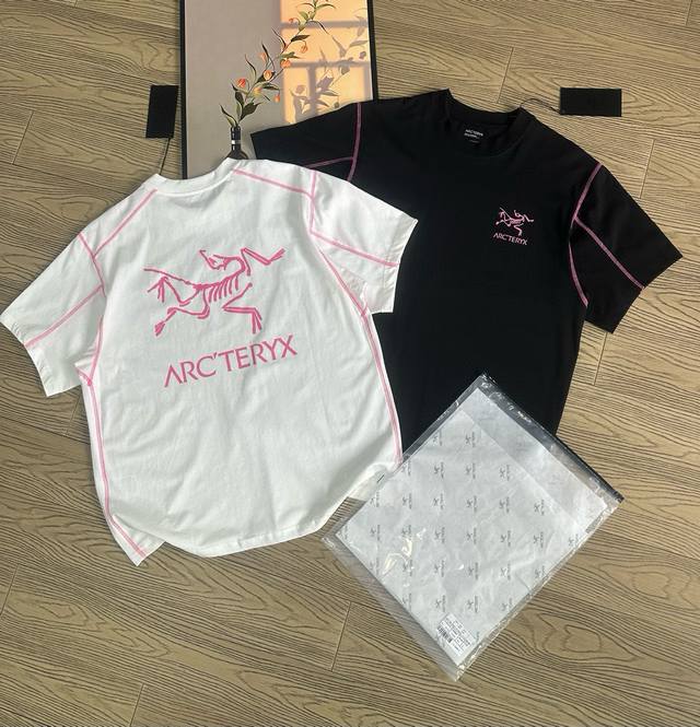 始祖鸟户外登山拼色情侣款短袖 -面料采用230克全棉质双纱面料 爽滑透气 与官网一致 市场最高版本 明线进口机器4针6线做法 走线整齐 -这款短袖后背经典的始祖