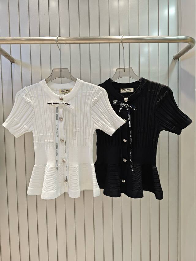 miumiu缪缪定制字母爱心纽扣针织短袖配蝴蝶结 款号 25670105554 颜色 白色 黑色 尺码 均码 80-125斤