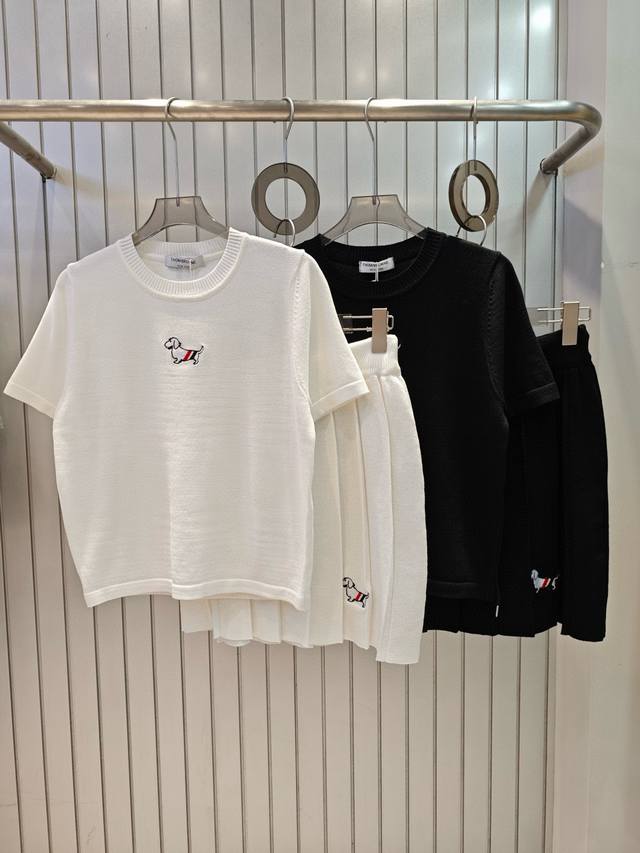 thom Browne Tb小狗刺绣圆领短袖上衣抽绳百褶裙半裙针织套装 款号 25670105549 颜色 白色 黑色 尺码 均码 80-125斤