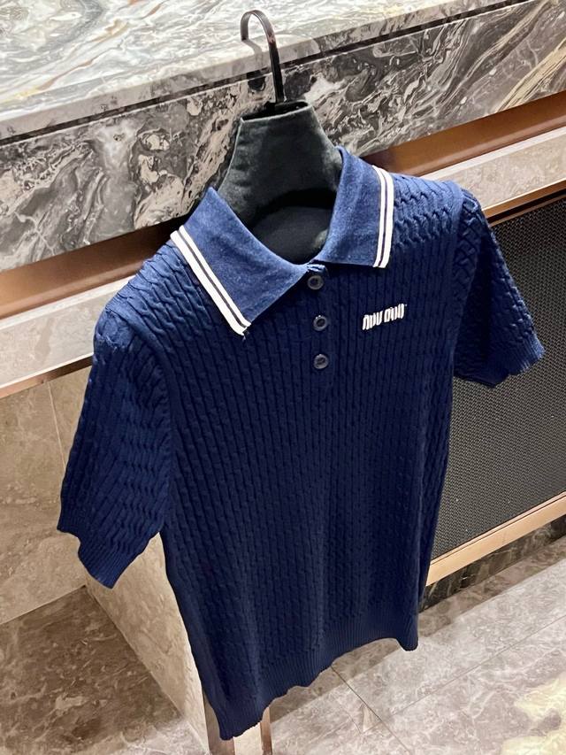 miumiu缪缪字母提花麻花翻领针织短袖 款号 25671805675 颜色 藏蓝色 尺码 均码 80-125斤