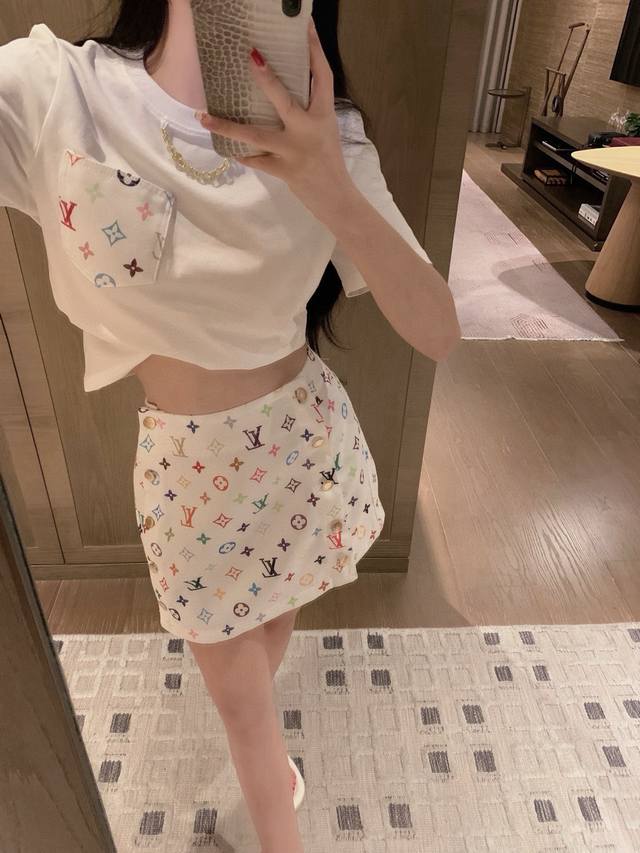 短袖 裙子 louis Vuitton Lv 驴家彩色老花四叶草字母印花口袋链条圆领短袖T恤定制五金扣满印短裙套装 款号 25670505500 颜色 黑色 白