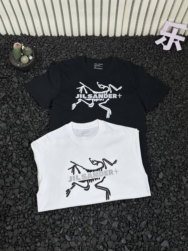 上新 始祖鸟25Ss夏季新款情侣款短袖T恤 官网热销款 宽松版型 上身百搭显瘦 不挑身材 搭配情侣闺密出行 甄选纯棉260G双纱面料 手感细腻柔软 亲肤透气 定