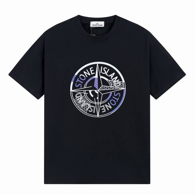 上新 石头岛 Stone Island夏季新款胸前圆盘Logo情侣款短袖T恤 这件简直万能百搭之王 百穿不腻 你值得拥有绝佳夏季穿搭必备单品 经典百搭永不过时系