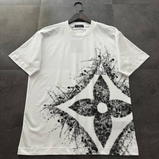 爆款推荐 Lv路易威登2025新款大Logo印花短袖T恤 高版本高品质原版面料 网红明星同款 定制32支双纱面料 前副小Logo绣花+喷墨印花工艺 手感非常舒服