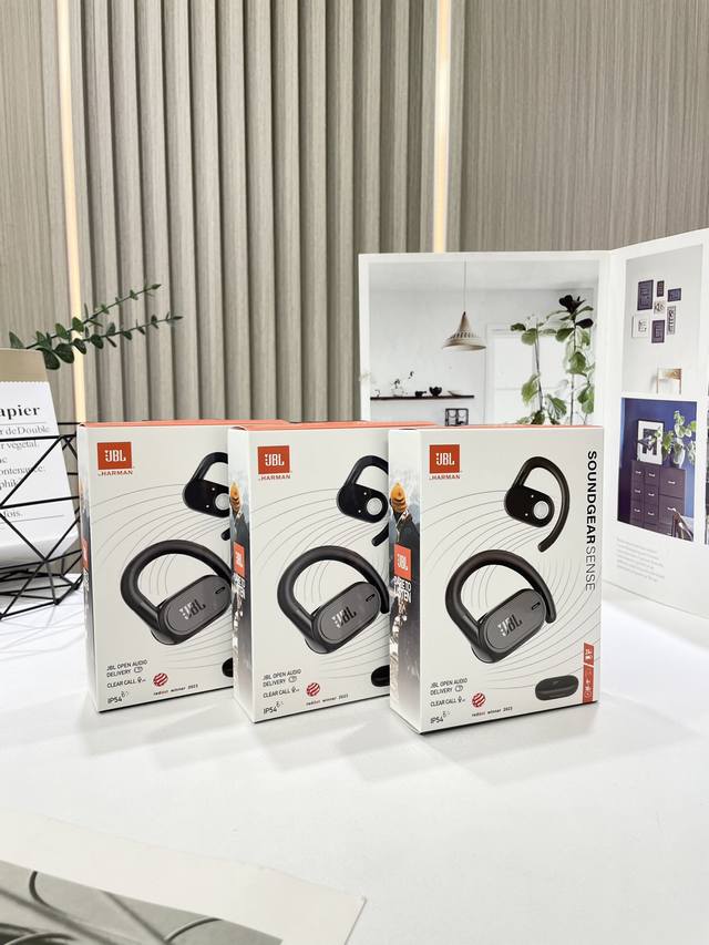 稀有珍品 超级经典 狂甩不掉 最新款Jbl Soundgear挂耳式无线蓝牙耳机 魔音运动挂耳式入耳耳机 号称宇宙最强的一款蓝牙运动耳机 耳挂是软的哦 无敌舒服