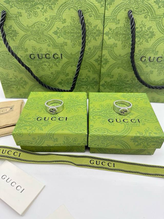 Gucci古驰双G织纹戒指 泰银版本 戒指上镌刻品牌标志性图案 虽然只有简简单单的花纹和刻字 但是意义非凡 blind For Love:一段关系里我们不都是盲